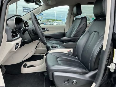 Used 2024 Chrysler Pacifica Touring-L FWD image 13