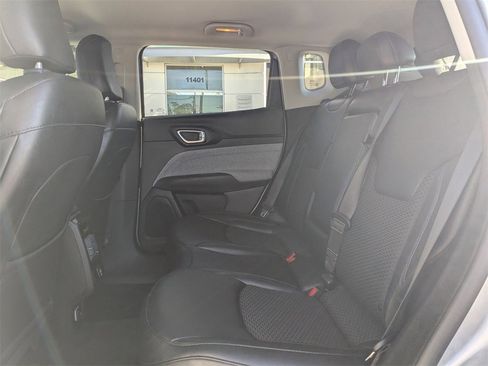 Used 2022 Jeep Compass Latitude image 3