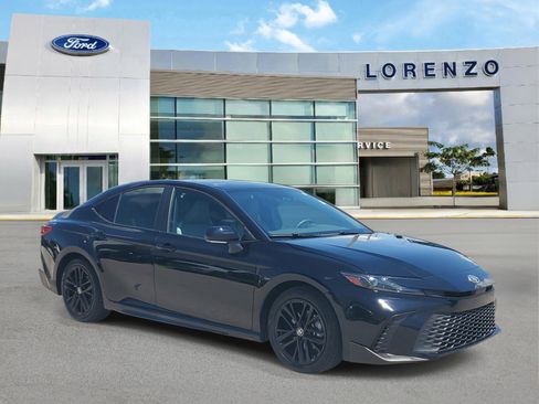 Used 2025 Toyota Camry SE FWD image 3