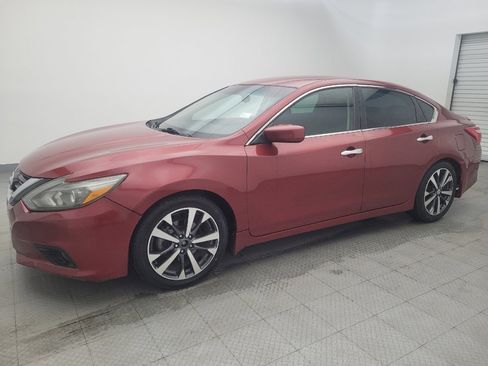 Used 2016 Nissan Altima 2.5 SR w/ Interior Lighting Package image 2