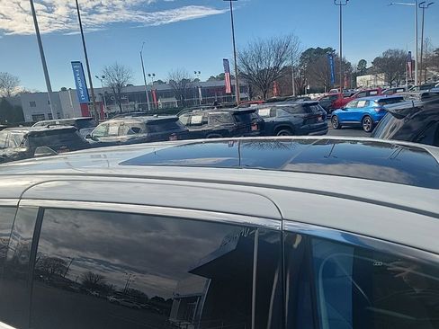 Used 2023 Chrysler Pacifica Limited image 11