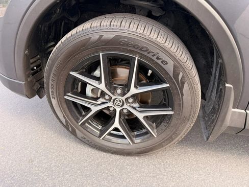 Used 2018 Toyota RAV4 SE AWD/4WD image 18
