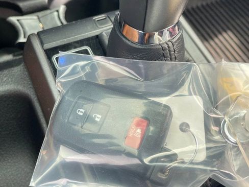 Used 2021 Toyota Tacoma TRD Sport w/ Technology Package image 13