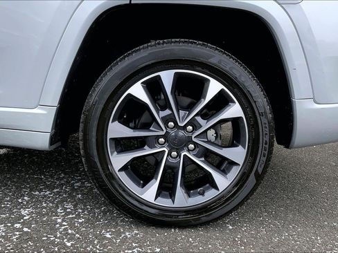 Certified 2024 Jeep Grand Cherokee Overland w/ Trailer Tow Package image 9