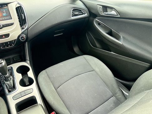Used 2018 Chevrolet Cruze LS image 21