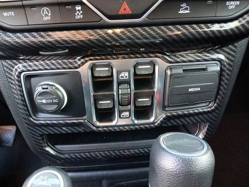Used 2023 Jeep Gladiator Overland AWD/4WD image 21