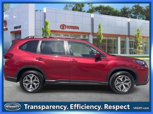 Used 2023 Subaru Forester Premium image 5