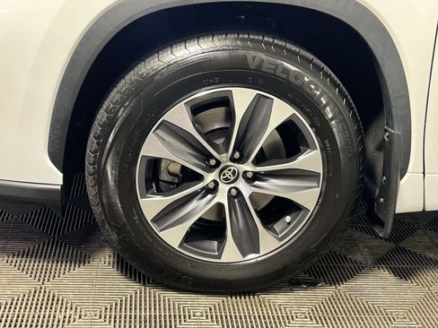 Used 2024 Toyota Highlander XLE AWD/4WD image 12