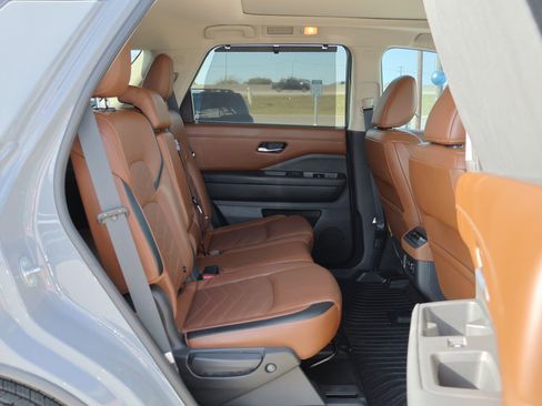 Used 2022 Nissan Pathfinder Platinum w/ Cargo Package image 40