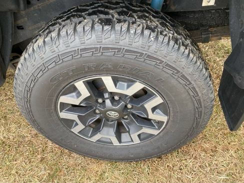 Used 2020 Toyota Tacoma TRD Off-Road w/ Technology Package image 29