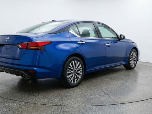 Used 2025 Nissan Altima 2.5 SV image 9