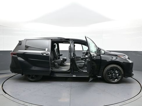 New 2026 Toyota Sienna XLE Woodland Edition image 44