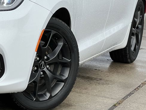 Used 2024 Chrysler Pacifica Limited w/ S Appearance Package image 8