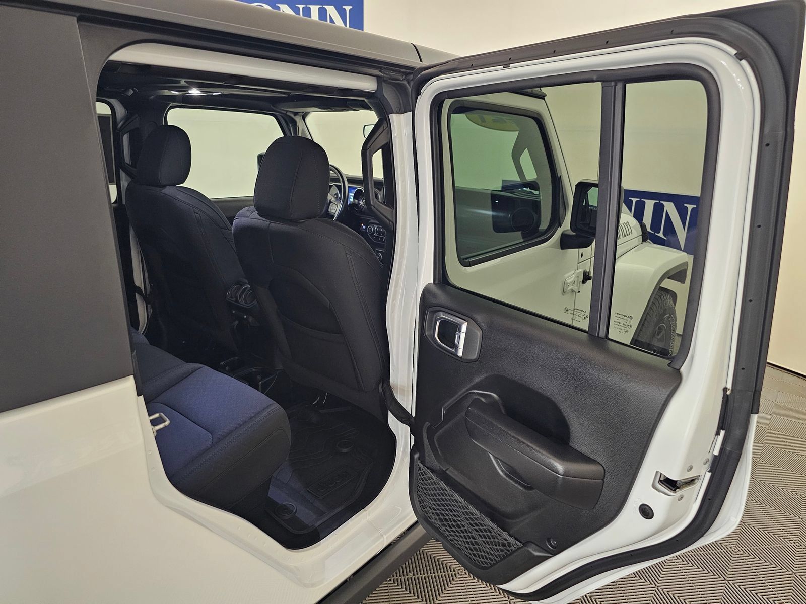 Used 2021 Jeep Gladiator Overland AWD/4WD image 24