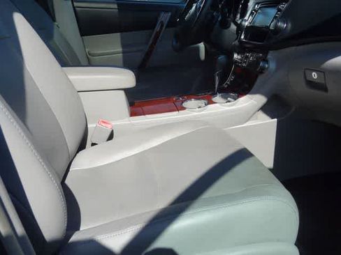 Used 2013 Toyota Highlander Limited AWD/4WD image 24