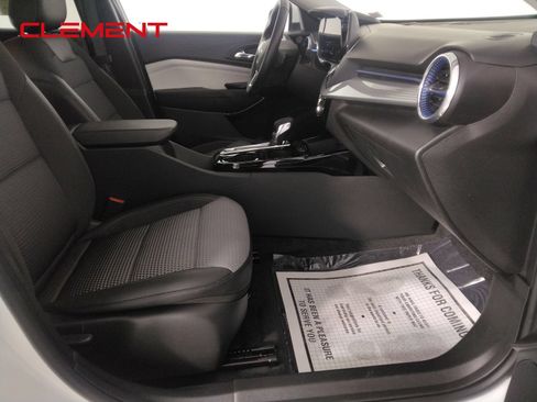 Used 2025 Chevrolet Trax LT w/ LT Convenience Package FWD image 32
