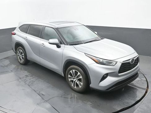 Used 2023 Toyota Highlander XLE FWD image 13