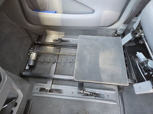 Used 2005 Dodge Grand Caravan SXT w/ Leather Interior Group FWD image 12