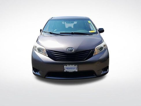 Used 2014 Toyota Sienna L FWD image 2