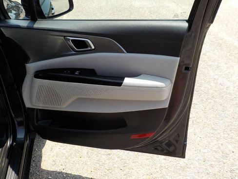 Used 2022 Kia Carnival LX FWD image 27