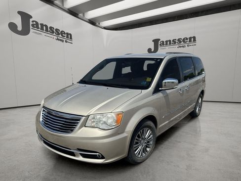 Used 2014 Chrysler Town & Country Touring-L w/ Driver Convenience Group FWD image 8