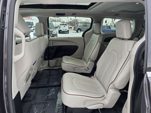 Used 2017 Chrysler Pacifica Limited image 18