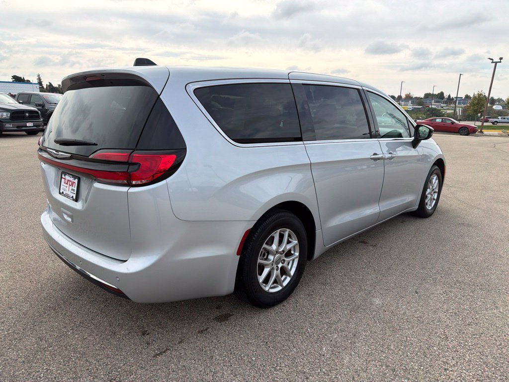 Used 2024 Chrysler Pacifica Touring-L FWD image 5