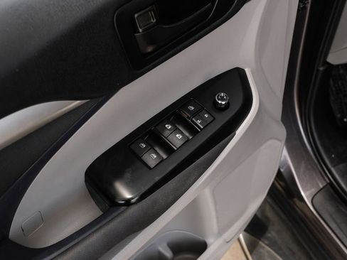Used 2019 Toyota Highlander LE FWD image 44