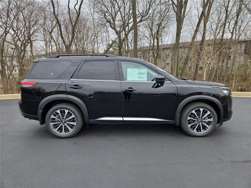 New 2026 Nissan Pathfinder Platinum AWD/4WD image 2