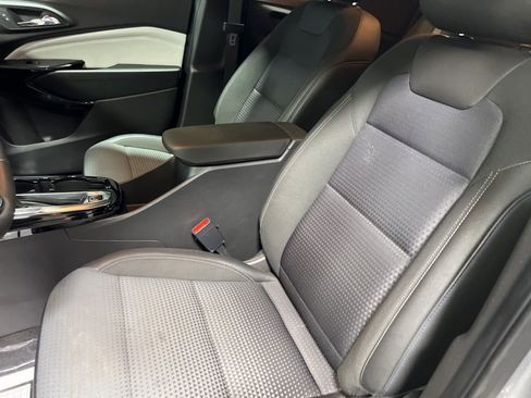 Used 2025 Chevrolet Trax LT w/ LT Convenience Package image 19