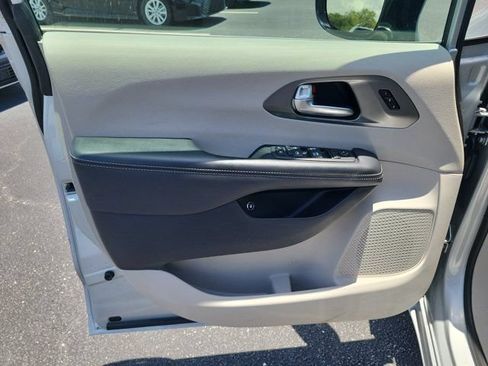 Used 2024 Chrysler Pacifica Limited FWD image 16
