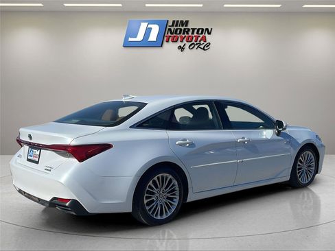 Used 2019 Toyota Avalon Limited image 5