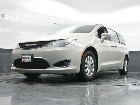 Used 2019 Chrysler Pacifica Touring Plus w/ Cold Weather Group image 47