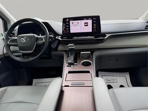 Used 2021 Toyota Sienna XLE FWD image 42