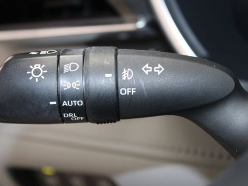 Used 2023 Toyota Highlander Limited FWD image 17