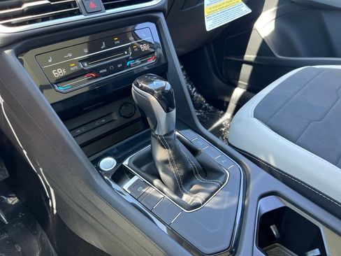 New 2026 Volkswagen Taos SE FWD image 19