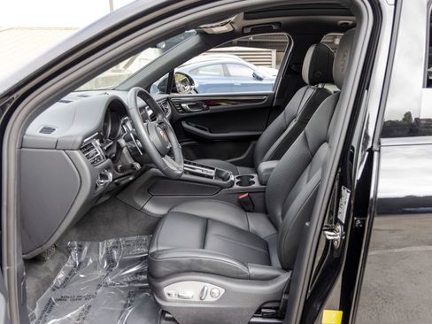 Certified 2026 Porsche Macan AWD/4WD image 30