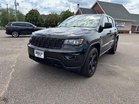 Used 2019 Jeep Grand Cherokee Laredo AWD/4WD image 11
