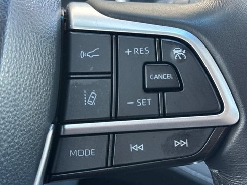 Used 2023 Toyota Highlander LE AWD/4WD image 28