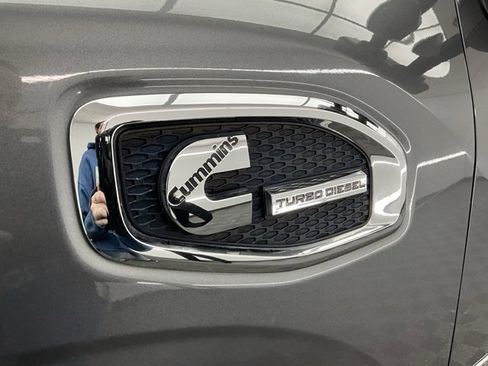 Used 2016 Nissan Titan SV image 24