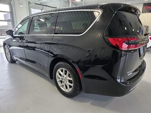 Used 2024 Chrysler Pacifica Touring-L FWD image 5