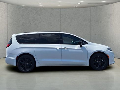 New 2026 Chrysler Pacifica Limited w/ S Appearance Package FWD image 4