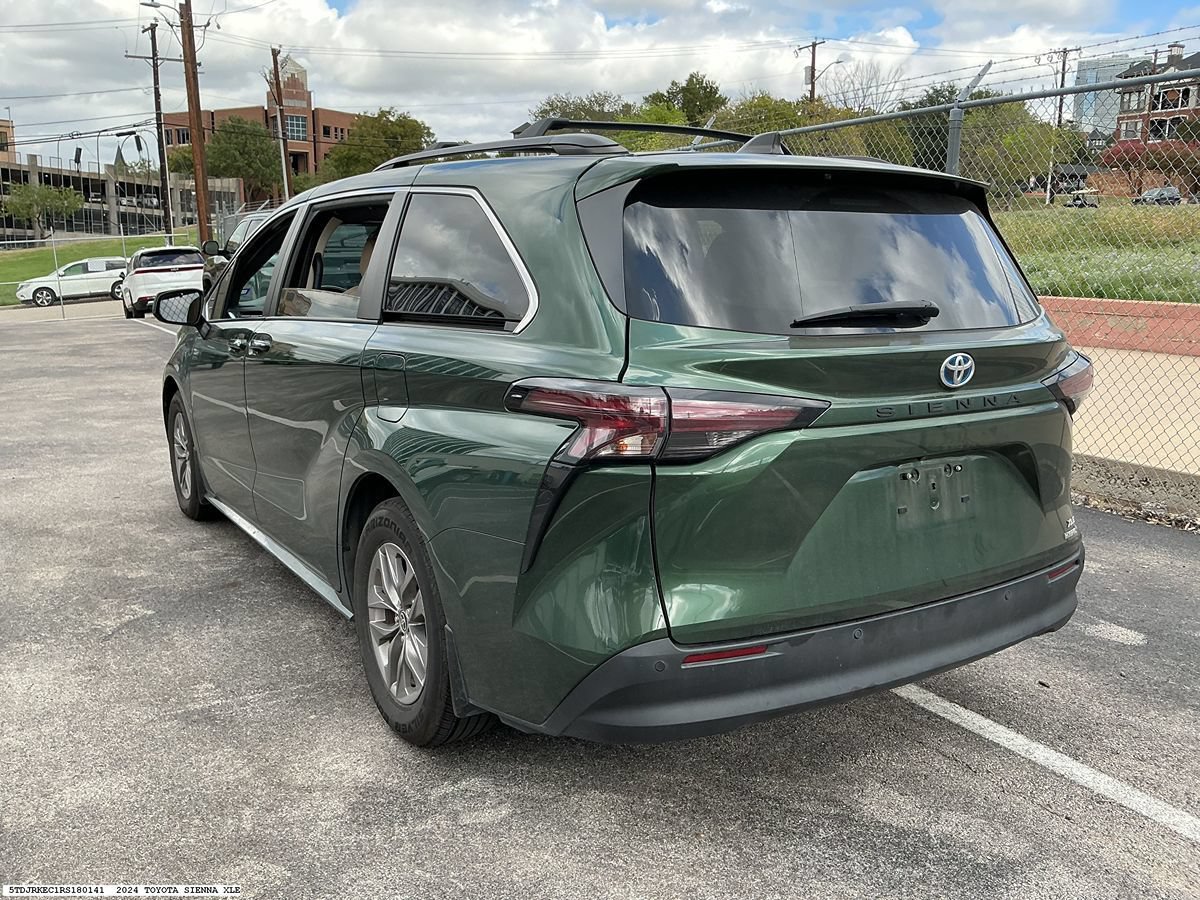 Used 2024 Toyota Sienna XLE w/ XLE Plus Package FWD image 5