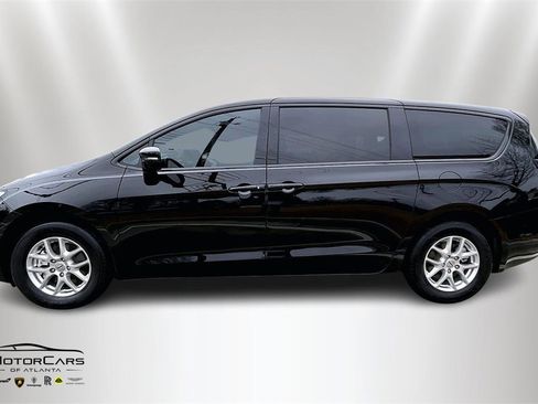 Used 2025 Chrysler Pacifica Select image 5