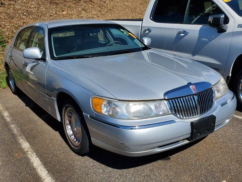 Used 2000 Lincoln Town Car Executive RWD image 2