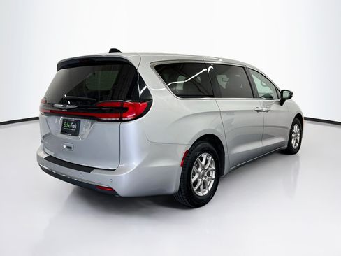 Used 2024 Chrysler Pacifica Touring-L FWD image 9