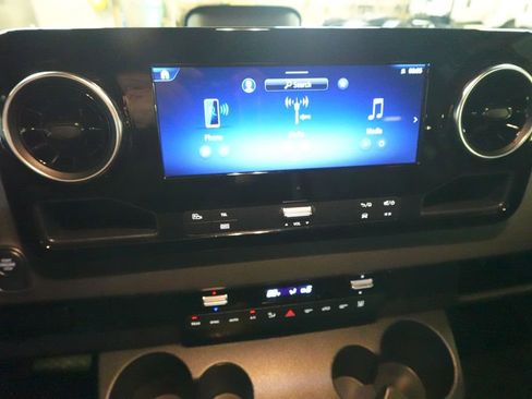 Used 2025 Mercedes-Benz Sprinter 2500 image 10