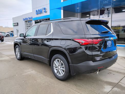 Used 2023 Chevrolet Traverse LT image 2