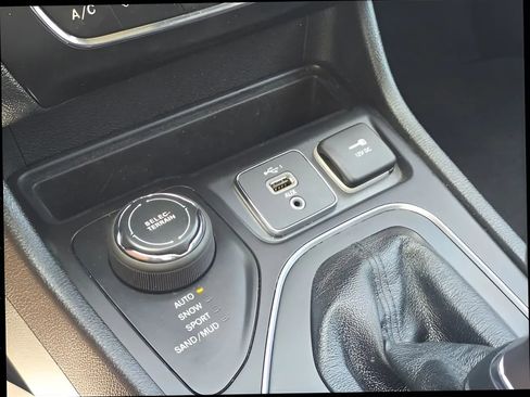 Used 2021 Jeep Cherokee Latitude Lux AWD/4WD image 28