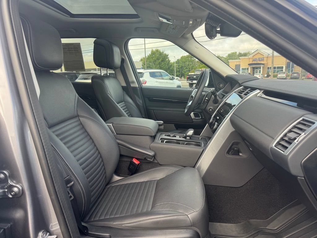Used 2024 Land Rover Discovery S AWD/4WD image 17